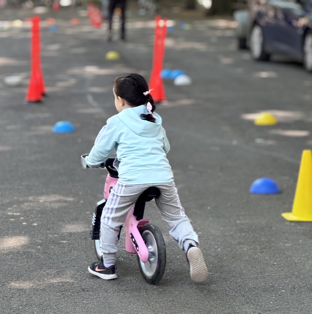 Enfant sur une draisienne lors de la Fête du Vélo 2026, organisée en marge de Liège-Bastogne-Liège