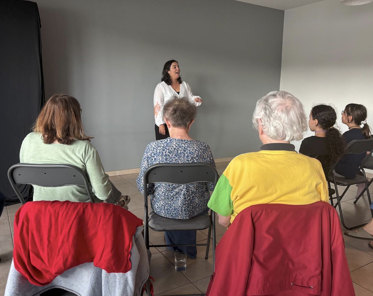 Formation pour conteurs dans les locaux de Cadencias : une conteuse anime un petit groupe assis