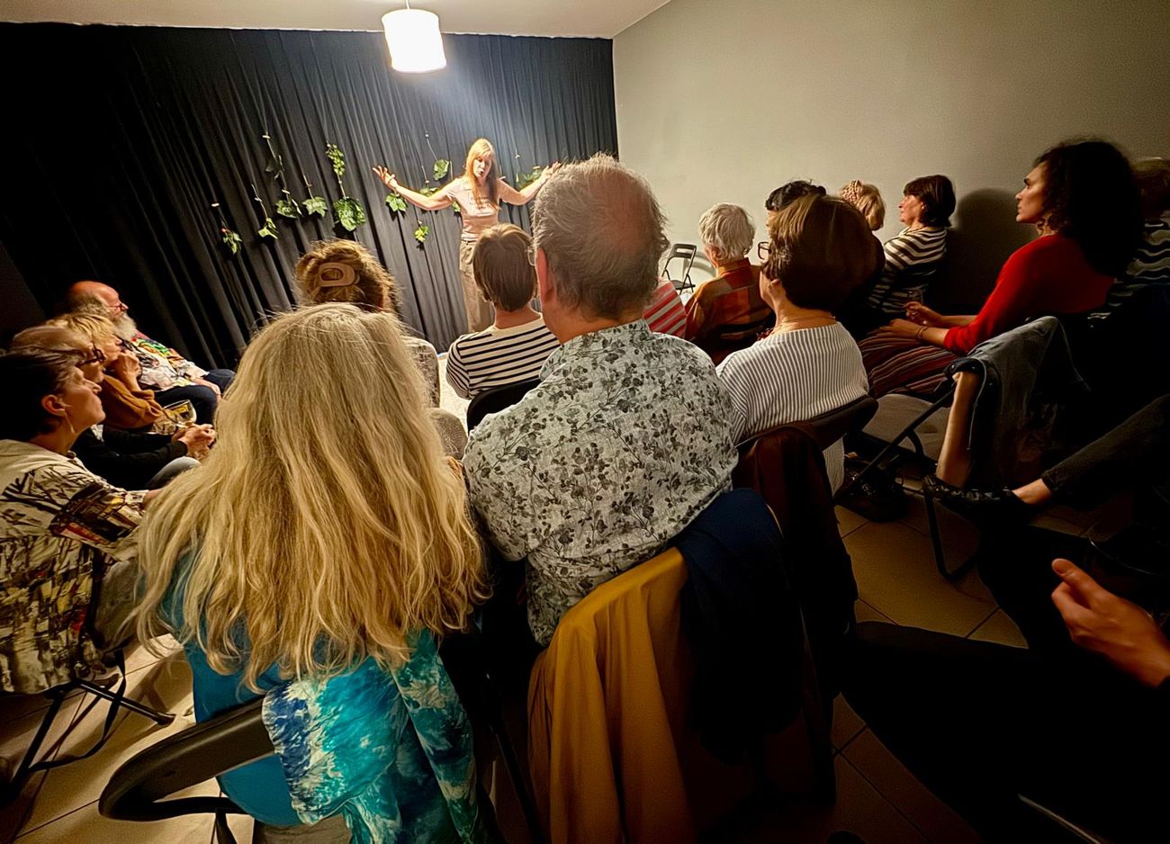 Soirée contée dans la petite salle polyvalente de Cadencias : une conteuse devant un public installé sur des chaises