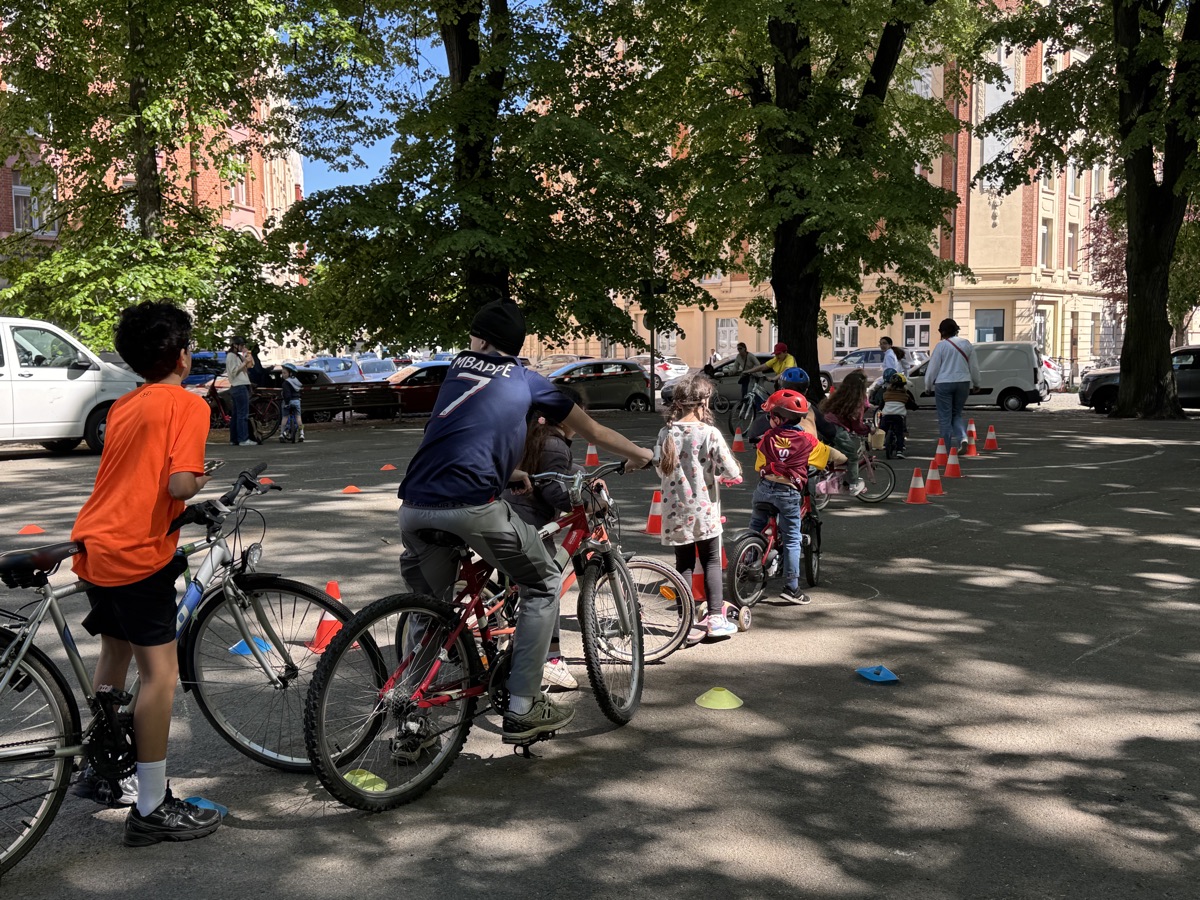 Enfants et adultes alignés sur le parcours vélo