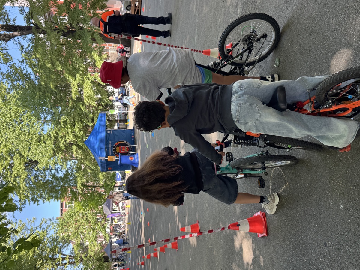 Enfants à vélo encadrés par un agent de la Police de Liège