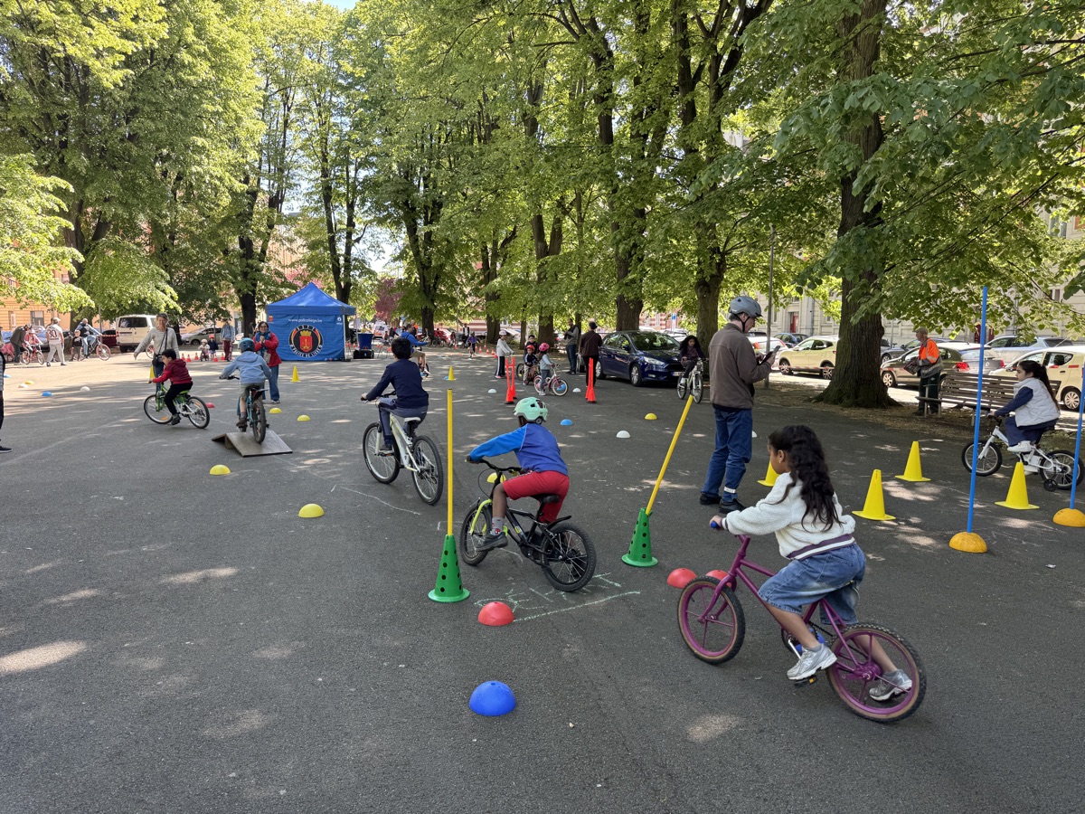 Nombreux enfants à vélo sur le grand parcours à plots