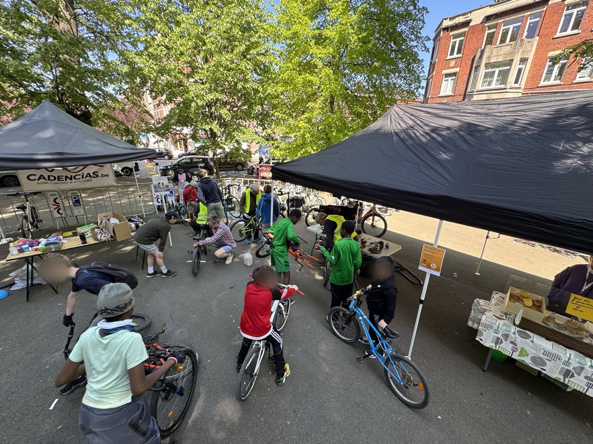 Vue d'ensemble de la Fête du vélo 2026 sur la Place Reine Elisabeth : enfants à vélo, stands et tentes des partenaires